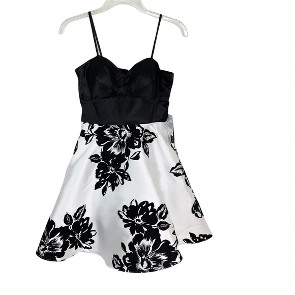 CITY VIBE Dress Strapless Floral Print Satin Flocked Fit & Flare Size 1 NWT - Picture 2 of 10